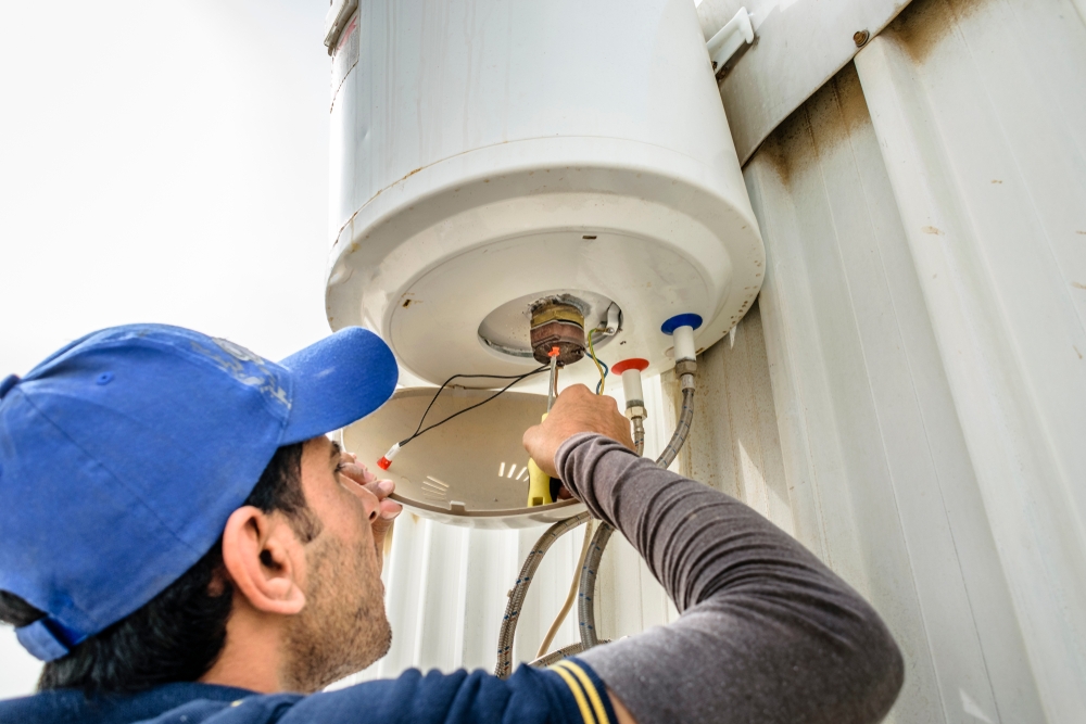 Professionnel installant une chaudière