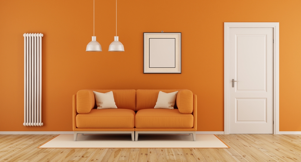 Salon orange avec radiateur lamellaire